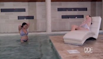 Amateur 19yo Chick Gives A Stripshow At The CASTING